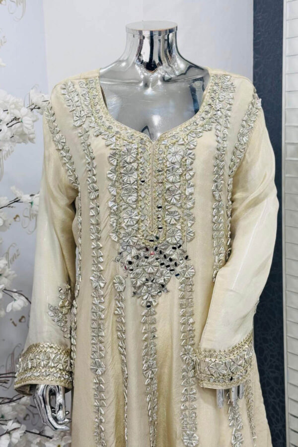 Sandali luxe collection 3 piece embroidered suit - Image 5