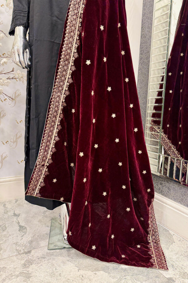 Embroidered velvet shawl collection - Image 2