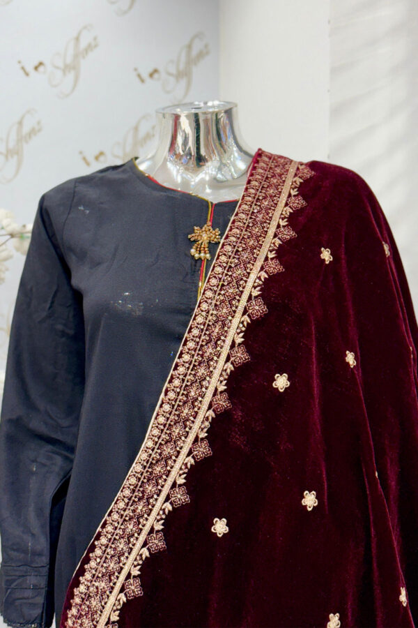 Embroidered velvet shawl collection - Image 3